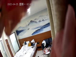 酒店摄像头偷拍小哥新泡的打工妹两桶13香小龙虾就搞上床吃完虾干到妹子杀猪嚎叫太夸张了